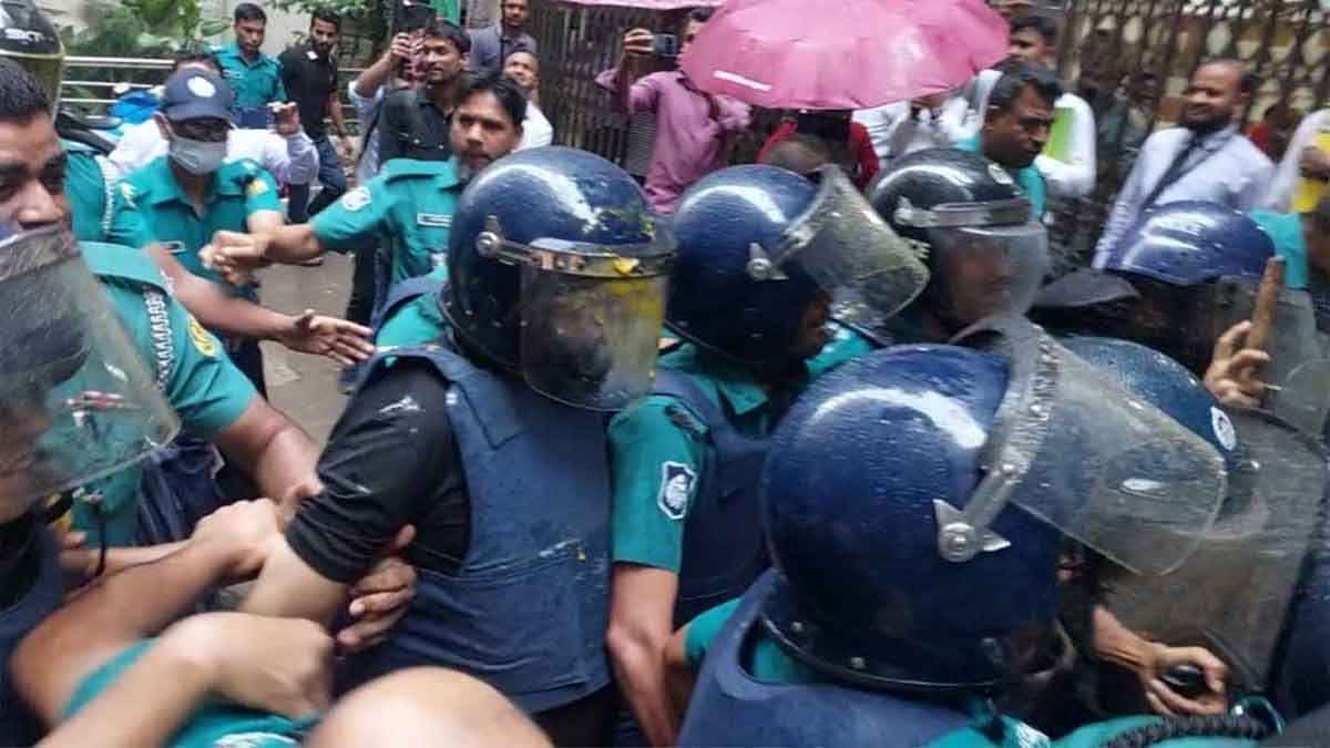 বিএসবির খায়রুল বাশারকে আদালত প্রাঙ্গণে কিল-ঘুষি-লাথি, ডিম নিক্ষেপ